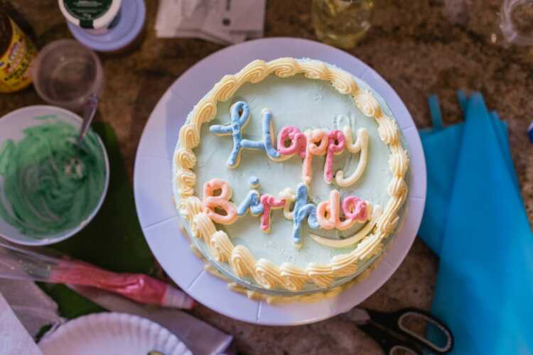 white and gold round cake